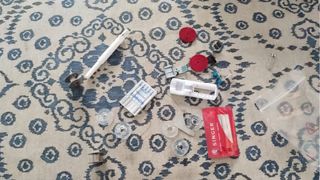 Máquina de coser Singer SM24 con bolso e hilos