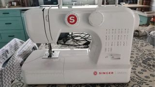 Máquina de coser Singer SM24 con bolso e hilos