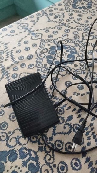 Máquina de coser Singer SM24 con bolso e hilos