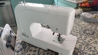 Máquina de coser Singer SM24 con bolso e hilos