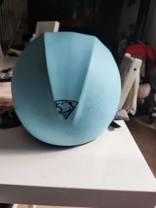 Casco de moto azul con visera