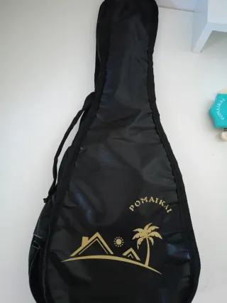 Ukelele azul con funda y púa