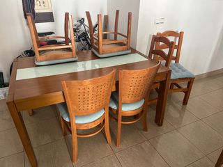 Mesa y 4 sillas de comedor madera