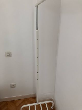 Burro perchero blanco con ruedas