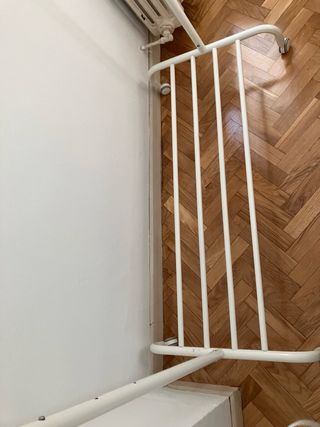 Burro perchero blanco con ruedas