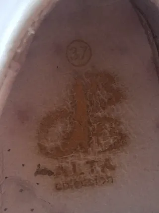 Zapatos blancos elegantes y cómodos