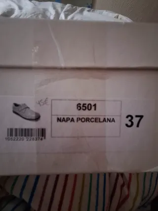 Zapatos blancos elegantes y cómodos