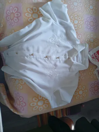 Camisa blanca manga corta bordada