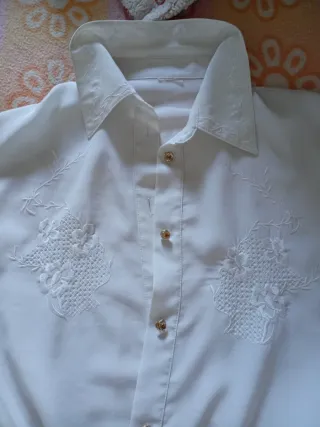 Camisa blanca manga corta bordada