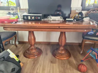 Sillas y mesa de madera y tela