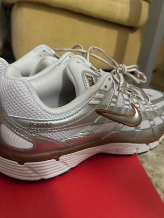 Nike P-6000 Plata y Blanco