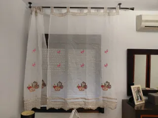 Tende beige e bianche per cucina