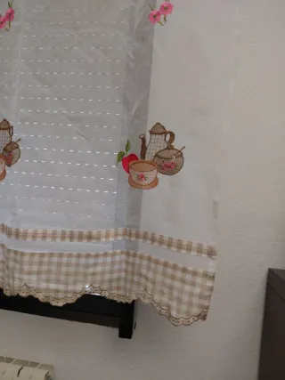 Tende beige e bianche per cucina