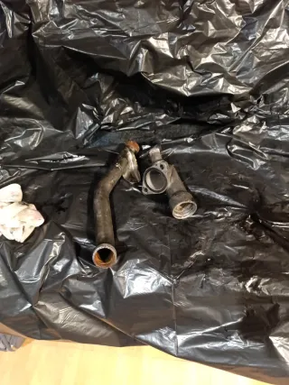 Tubo y codo metálico refrigeración