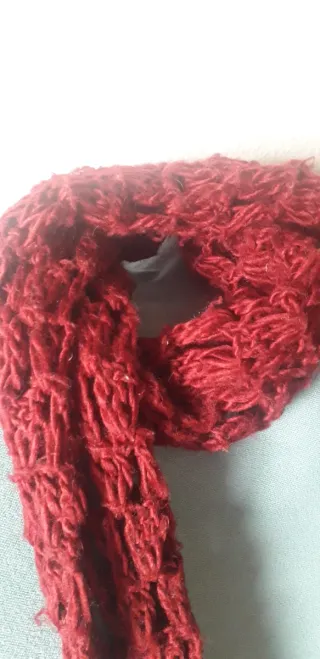 Bufanda larga granate y negra tejida