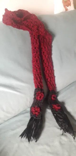 Bufanda larga granate y negra tejida