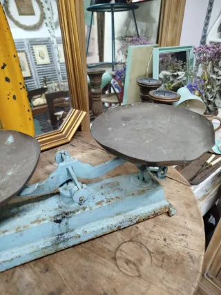 Balanza antigua de metal azul y bronce