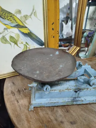 Balanza antigua de metal azul y bronce