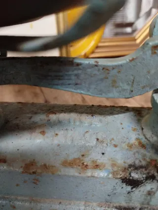 Balanza antigua de metal azul y bronce