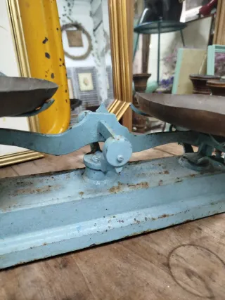 Balanza antigua de metal azul y bronce