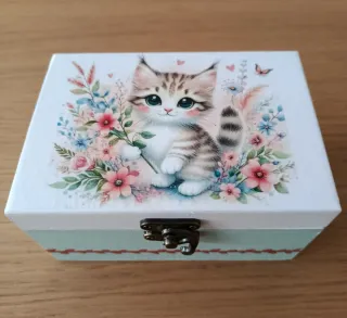 Caja de madera decorada a mano