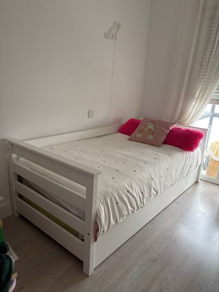 Dormitorio blanco, con 2 camas