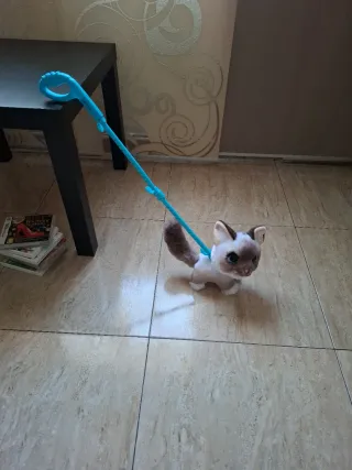 Peluche gato con correa y ruedas,