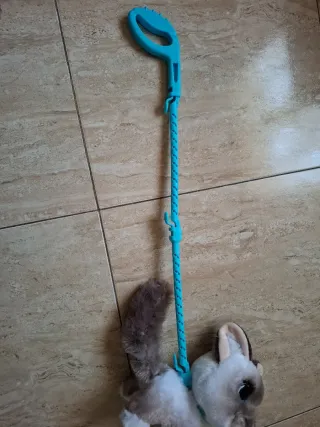 Peluche gato con correa y ruedas,