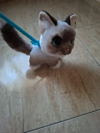 Peluche gato con correa y ruedas,