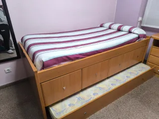 2 camas con escritorio y estanterías