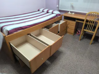 2 camas con escritorio y estanterías