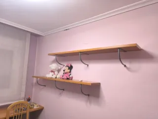 2 camas con escritorio y estanterías