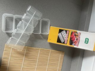 Kit para hacer sushi: esterilla y moldes