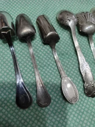 Set di cucchiaini decorati in metallo