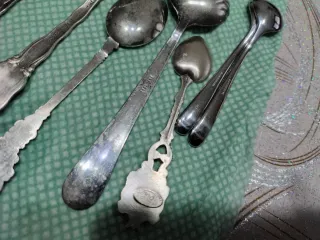 Set di cucchiaini decorati in metallo