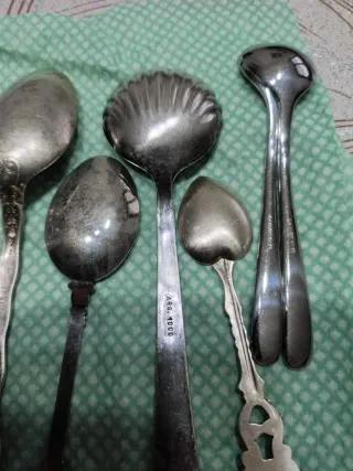 Set di cucchiaini decorati in metallo