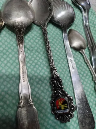 Set di cucchiaini decorati in metallo