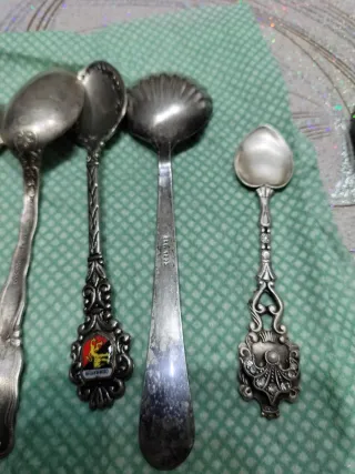 Set di cucchiaini decorati in metallo