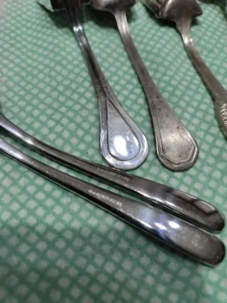 Set di cucchiaini decorati in metallo