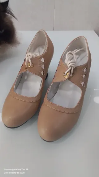 Zapatos de baile beige sin estrenar