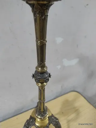 Candelabro de metal dorado y plateado