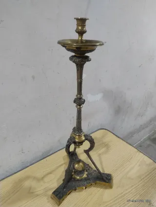 Candelabro de metal dorado y plateado