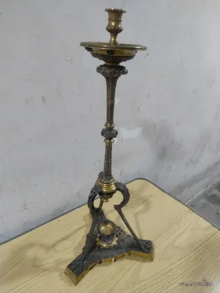 Candelabro de metal dorado y plateado