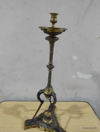 Candelabro de metal dorado y plateado