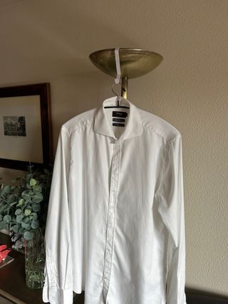 Camisa blanca hombre