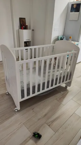 Cuna de bebé blanca con ruedas