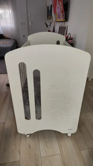 Cuna de bebé blanca con ruedas