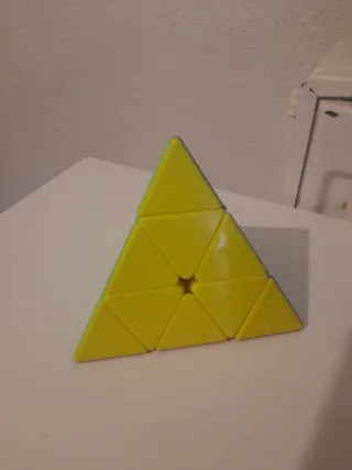Cubo Rubik Piramidal Verde y Amarillo