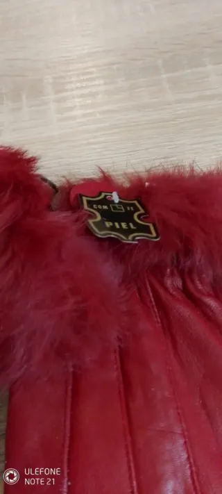 Guantes de mujer rojos con pelo