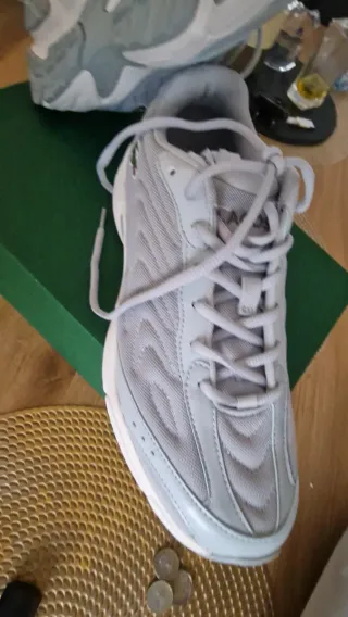 Zapatillas Lacoste grises y blancas